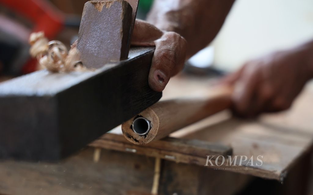 Faisar menyelesaikan pembuatan sumpit di bengkel kerja miliknya yang berada di Kelurahan Guntung, Bontang Utara, Bontang, Kalimantan Timur, Jumat (20/10/2023). 