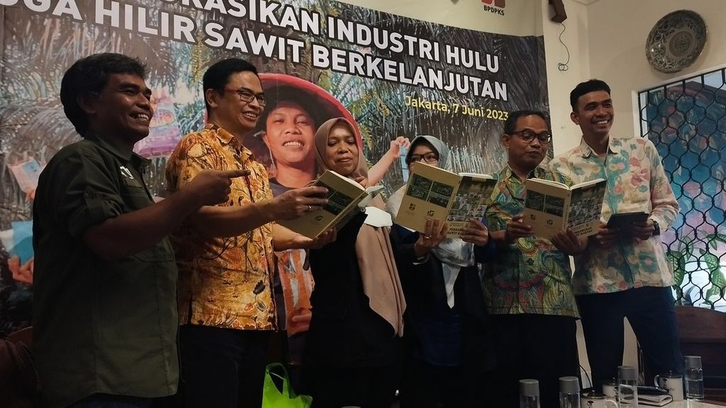 Para pembicara berfoto bersama dalam forum diskusi sawit berkelanjutan bertajuk Integrasi Industri Hulu Hingga Hilir Sawit Berkelanjutan, di Jakarta, Rabu (7/6/2023).