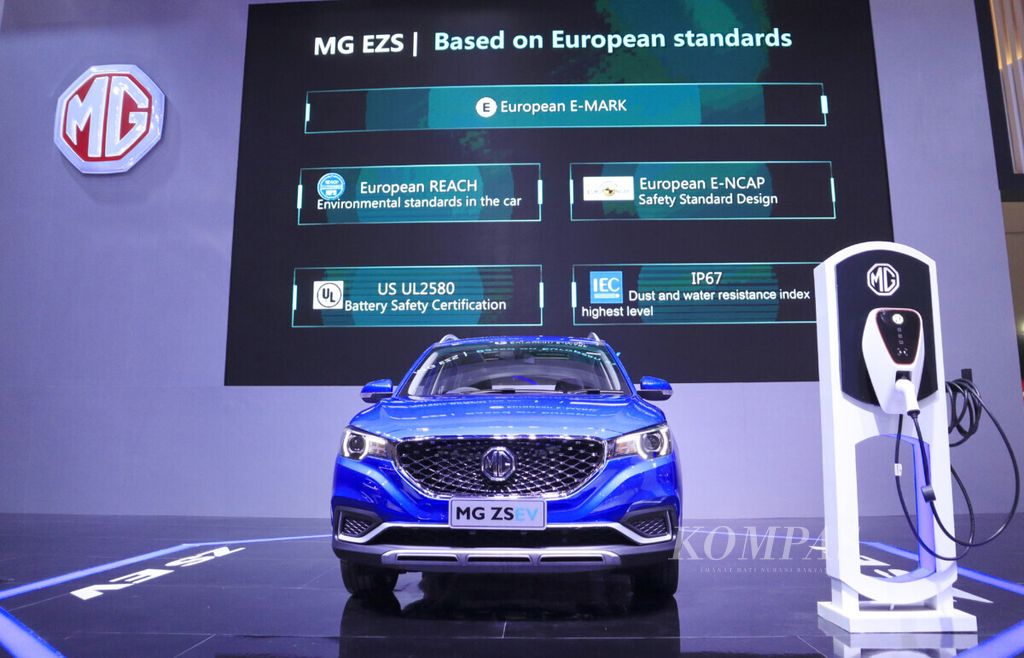 Mobil listrik MG ZS EV diperkenalkan pada pameran Indonesia International Motor Show (IIMS) Hybrid 2021 di hall Jakarta International Expo, Kemayoran, Jakarta Pusat, Kamis (15/4/2021).