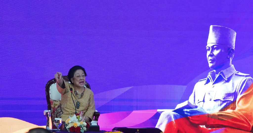 Presiden RI ke-5 Megawati Soekarnoputri memberikan pidatonya dalam acara Peluncuran 58 Judul Buku dalam Rangka Hari Jadi Lembaga Ketahanan Nasional (Lemhannas) ke-58 di Ruang Dwiwarna Purwa Gedung Lemhannas, Jakarta, Sabtu (20/5/2023).