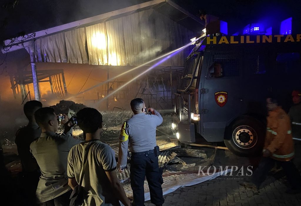 Petugas berupaya memadamkan api yang melalap relokasi Pasar Johar di kawasan Masjid Agung Jawa Tengah, Kecamatan Gayamsari, Kota Semarang, Rabu (2/2/2022). Penyebab kebakaran masih diselidiki. 
