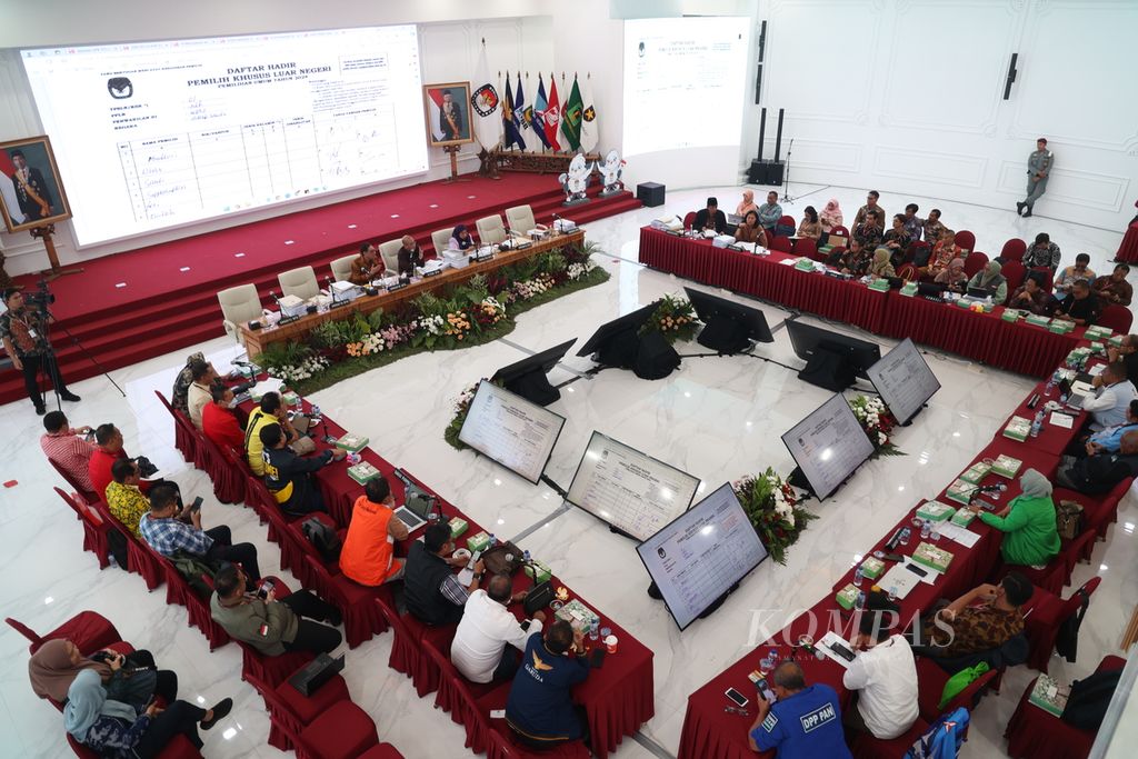 Suasana rapat pleno terbuka rekapitulasi hasil penghitungan perolehan suara tingkat nasional serta penetapan hasil pemilu di luar negeri tahun 2024 di Kantor Komisi Pemilihan Umum, Jakarta, Jumat (1/3/2024). 