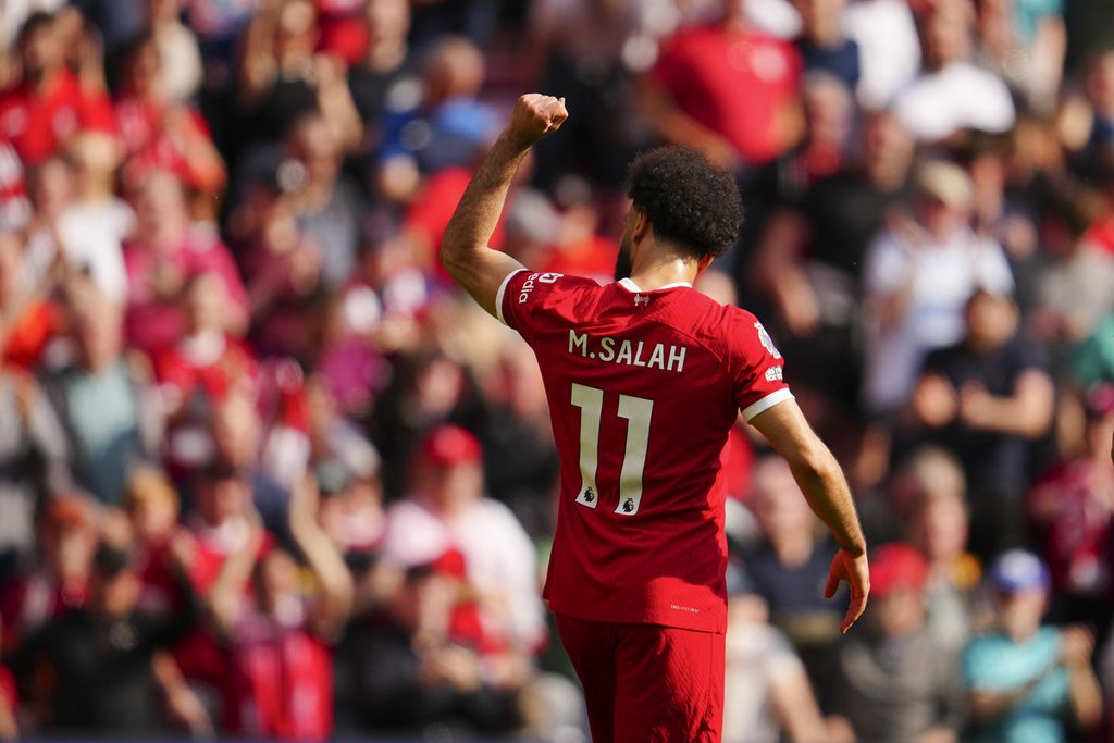 Penyerang Liverpool Mohamed Salah merayakan gol ke gawang Tottenham Hotspur pada laga Liga Inggris di Stadion Anfield, Liverpool, Minggu (5/5/2024). Liverpool menang 4-2.