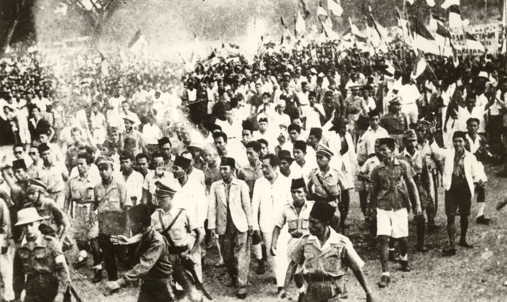 Rapat Umum Ikada pada 19 September 1945 yang dihadiri Presiden Soekarno dan Wakil Presiden Moh Hatta serta masyarakat,