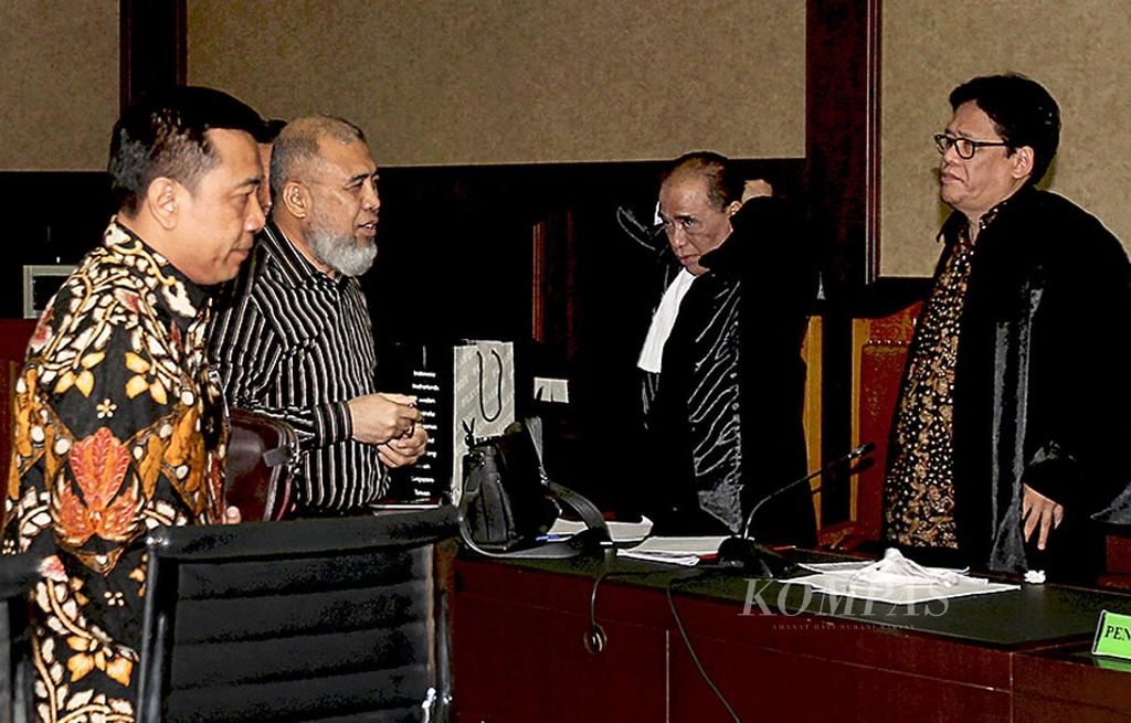 Patrialis Akbar (kedua dari kiri), mantan hakim konstitusi, dituntut 12 tahun 6 bulan  penjara oleh jaksa Komisi Pemberantasan Korupsi (KPK) dalam kasus suap terkait uji materi Undang-Undang Nomor 41 Tahun 2014 tentang Peternakan dan Kesehatan Hewan ke Mahkamah Konstitusi di Pengadilan Tindak Pidana Korupsi Jakarta, Senin (14/8). Jaksa juga mendakwa Kamaludin (kiri)  menerima suap bersama Patrialis Akbar dan  dituntut 8 tahun penjara.