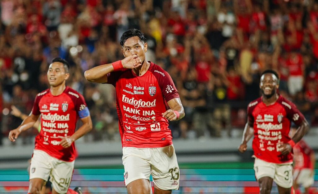 Pemain Bali United Jajang Mulyana (tengah) merayakan golnya dalam laga antara Bali United FC kontra Madura United FC di Stadion Kapten I Wayan Dipta, Gianyar, Sabtu (15/7/2023). Bali United memenangi pertandingan itu dengan skor akhir 2-1. 