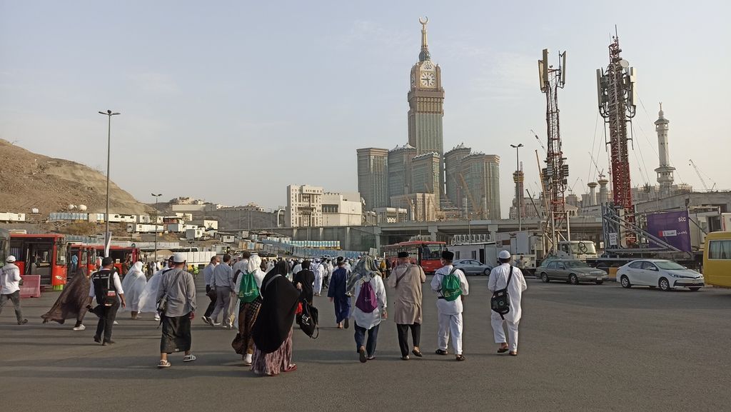 Jemaah haji berjalan dari Terminal Syib Amir di Mekkah, Arab Saudi, menuju Masjidil Haram, Rabu (22/6/2022). Terminal ini menjadi salah satu titik penurunan akhir jemaah yang datang dengan bus.
