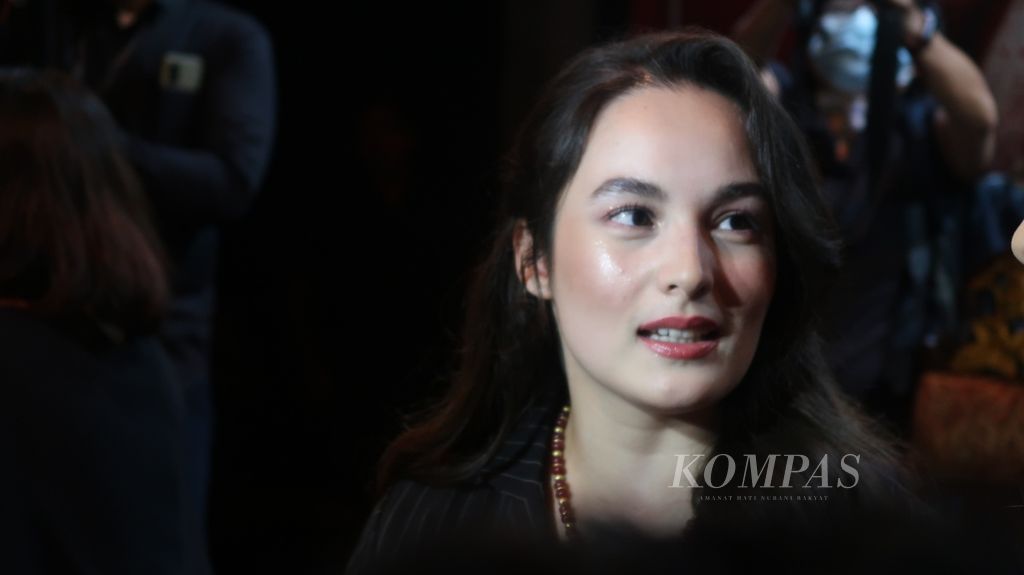 Aktris Chelsea Islan berbicara dalam konferensi pers pertunjukan teater bertajuk “Ariyah dari Jembatan Ancol” yang diselenggarakan oleh Titimangsa bersama Bakti Budaya Djarum Foundation di Jakarta, Kamis (13/7/2023).