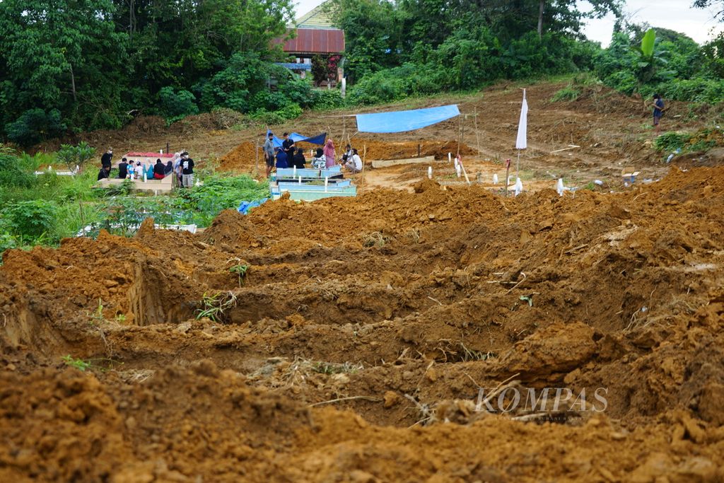 Warga melakukan ziarah di pemakaman khusus pasien Covid-19, di Punggolaka, Kendari, Sulawesi Tenggara, Selasa (20/7/2021). Sebanyak tiga jenazah pasien Covid-19 dimakamkan di hari yang bertepatan dengan Lebaran Idul Adha 1442 H ini.