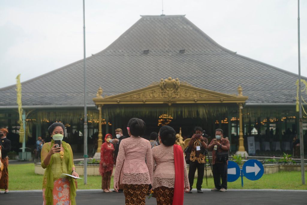 Tamu undangan yang hadir saat pengangkatan Mangkunegara X di Pura Mangkunegaran, Kota Surakarta, Jawa Tengah, Sabtu (12/3/2022). 