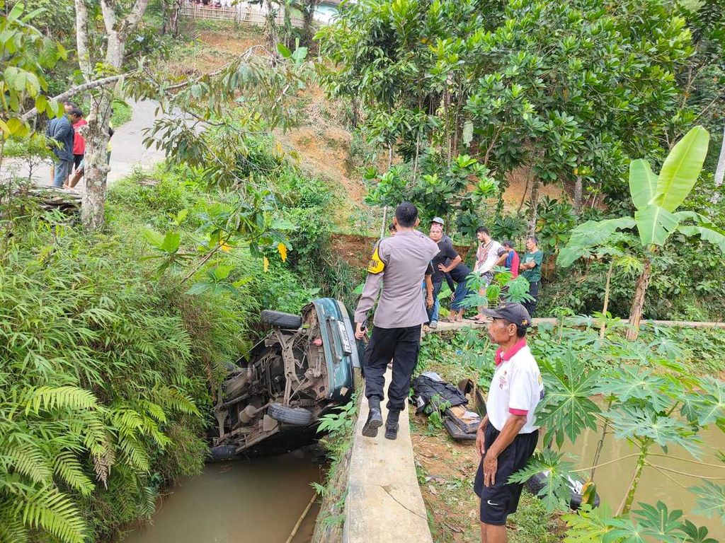 Sebuah minibus dengan nomor polisi Z 1066 EY terperosok masuk ke parit sedalam 10 meter di Desa Bojong, Kecamatan Banjarwangi, Kabupaten Garut, Jawa Barat, Senin (1/4/2024). 