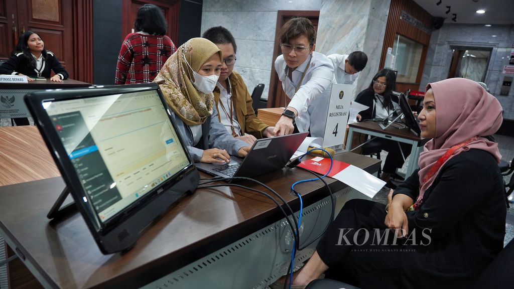 Aktivitas di salah satu meja registrasi dan pelayanan berkas pelaporan saat digelar Simulasi Pendaftaran Pengajuan Perselisihan Hasil Pemilu (PHPU) di Mahkamah Konstitusi, Jakarta, Rabu (6/3/2024). 