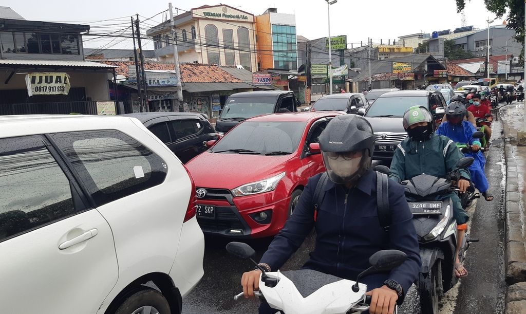 Kepadatan lalu lintas di Jalan Dewi Sartika, Cililitan, Jakarta Timur, Senin (8/3/2021), saat masih berlangsung pemberlakuan pembatasan kegiatan masyarakat (PPKM). Selama periode PPKM, aktivitas warga bepergian tampak makin sering di beberapa lokasi.