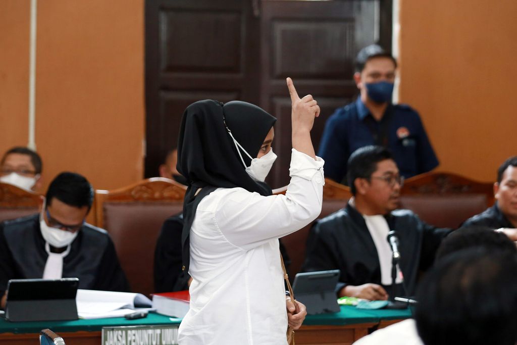 Asisten rumah tangga Ferdy Sambo, Susi, mengacungkan jari ketika namanya dipanggil oleh Hakim Ketua, saat sidang lanjutan terdakwa kasus pembunuhan Brigadir J (Nofriansyah Yosua Hutabarat), Richard Eliezer, di Pengadilan Negeri Jakarta Selatan, Senin (31/10/2022).