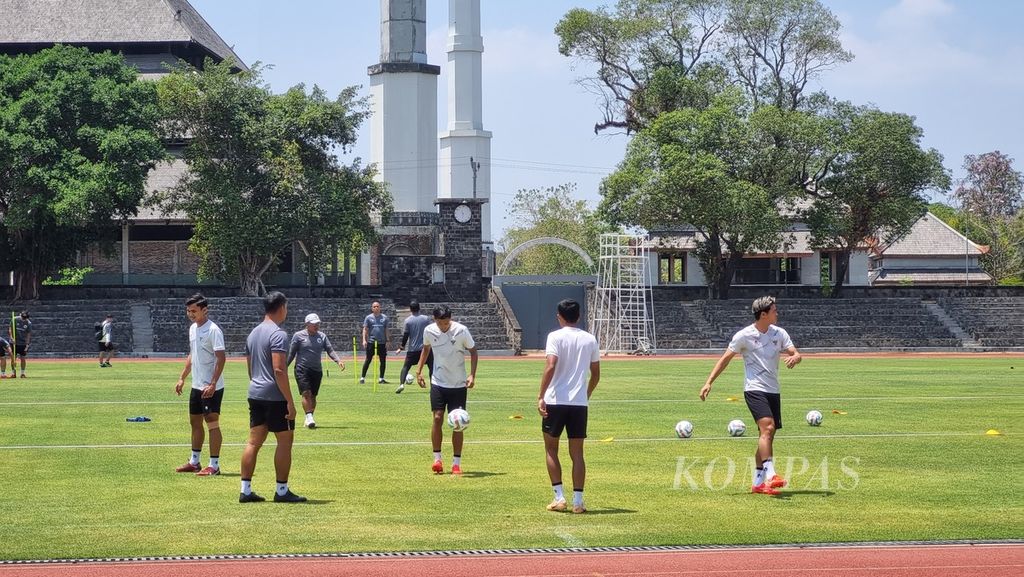 Sejumlah pemain skuad sepak bola U-23 Indonesia elakukan latihan penguasaan bola pada sesi latihan di Stadion Sriwedari, Surakarta, Jawa Tengah, Minggu (10/9/2023). Sebanyak 11 pemain ikut serta pada sesi latihan sehari setelah duel melawan Taiwan pada kualifikasi Piala Asia U-23 2024.