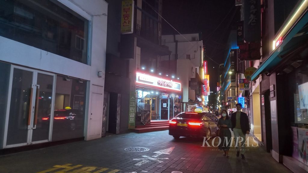 Suasana di kawasan Myeong-dong, Seoul, Korea Selatan, Senin (9/5/2022) malam, yang sepi pengunjung. 