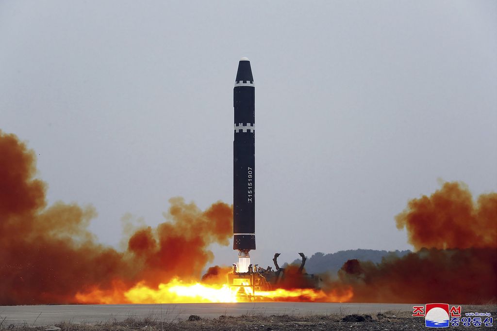 Foto yang disediakan Pemerintah Korea Utara memperlihatkan uji peluncuran rudal balistik antarbenua (ICBM) Hwasong-15 di Bandara Internasional Pyongyang, Korea Utara, 18 Februari 2023. 