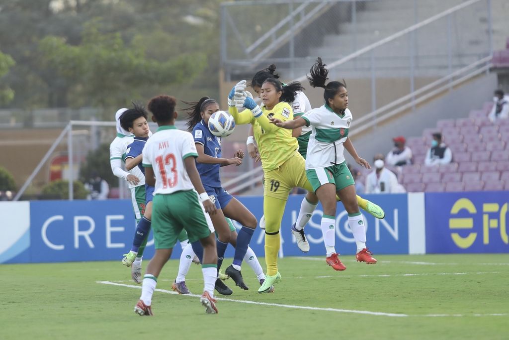 Kiper timnas putri Indonesia, Fani Supriyanti, berusaha menangkap bola dengan dikepung para pemain Thailand pada babak penyisihan Grup B Piala Asia Putri 2022. Laga yang berlangsung di Stadion DY Patil, Mumbai, India, Senin (24/1/2022) malam, tersebut dimenangi Thailand dengan skor 4-0.