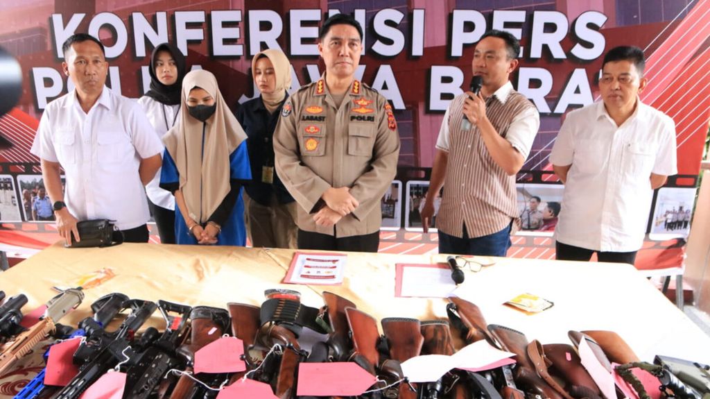 Polda Jawa Barat memublikasikan pengungkapan kasus kepemilikan 29 pucuk senjata api dan 9.673 butir amunisi di Kota Bandung, Jawa Barat, Rabu (27/3/2024). Polisi menangkap seorang warga berinisial HSL terkait kasus ini pada Senin (25/3/2024) di rumah kerabatnya di Kabupaten Bandung.