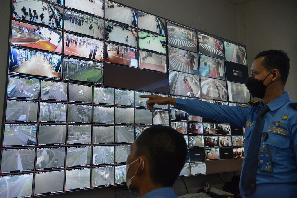 Seorang petugas memantau pergerakan penumpang pesawat di salah satu CCTV yang terhubung dengan monitor Posko Terpadu Natal dan Tahun Baru di Bandara Internasional Soekarno-Hatta, Tangerang, Banten, Selasa (20/12/2022).