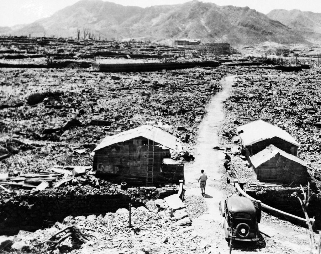 Arsip foto 14 September 1945 ini menunjukkan sisa-sisa puing bangunan yang diratakan setelah bom atom dijatuhkan di Nagasaki. Kota Nagasaki memperingati 75 tahun pengeboman atom AS pada 9 Agustus 1945. Itu adalah bom nuklir kedua yang dijatuhkan AS tiga hari setelah melakukan serangan atom pertama di dunia di Hiroshima.