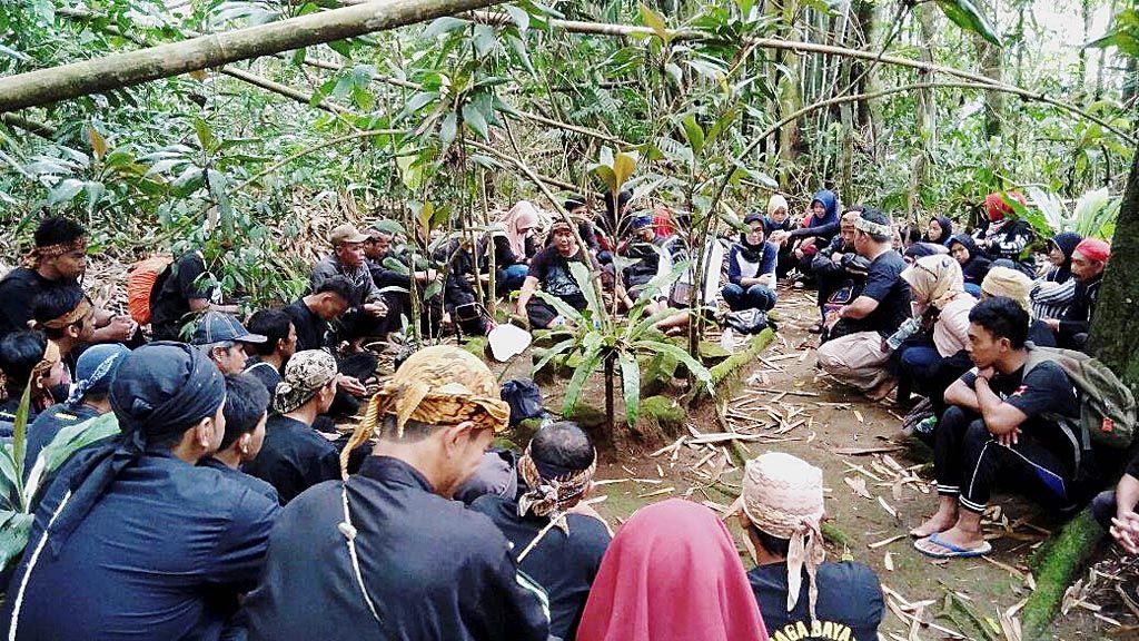 Masyarakat  Kecamatan Panjalu, Kabupaten Ciamis, Jawa Barat, masih mempertahankan kearifan lokal  dalam melestarikan sumber air di daerahnya. Tiap tahun, mereka melakukan prosesi ritual adat yang dipadukan dengan pelestarian seni tradisional Sunda.