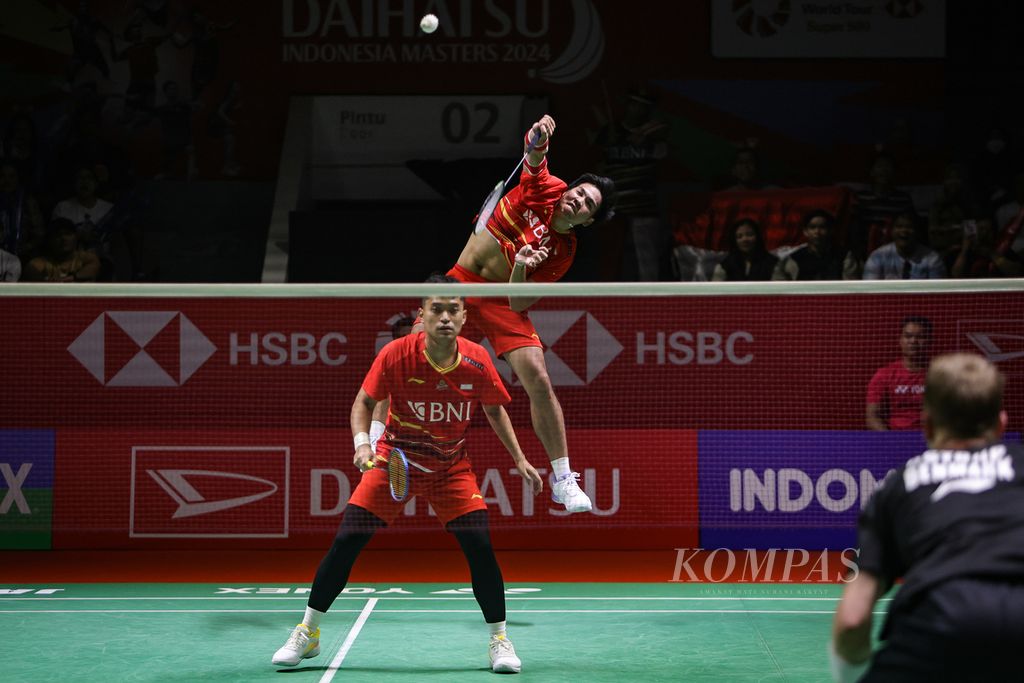Leo Rolly Carnando (kiri) dan Daniel Marthin saat tampil di final Indonesia Masters 2024 di Jakarta, Minggu (28/1/2024). Stamina Leo/Daniel terkuras setelah tampil dalam empat turnamen beruntun dalam empat pekan hingga kalah di Thailand. 