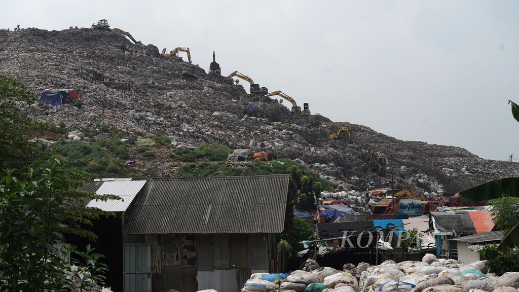 Alat berat mengangkut sampah di Tempat Pengelolaan Sampah Terpadu  Bantargebang di Kota Bekasi, Jawa Barat, Rabu (3/5/2023). 