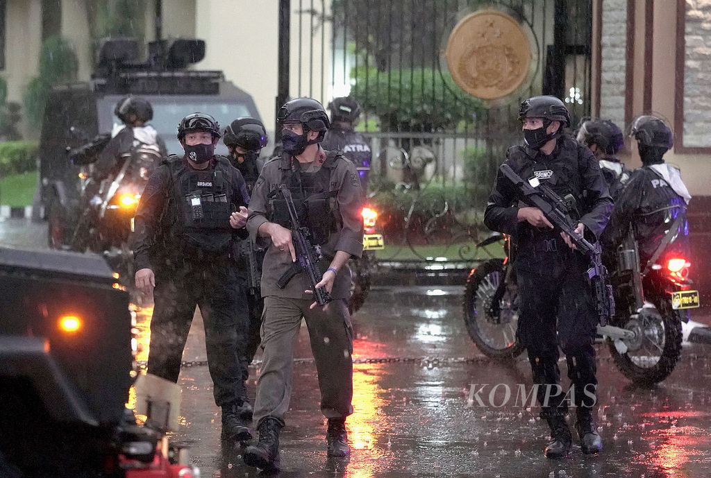 Polisi berjaga dengan senjata laras panjang di Mabes Polri, Jakarta, Rabu (31/3/2021). Mabes Polri memperketat penjagaan pascaserangan dari terduga teroris yang tewas usai baku tembak.