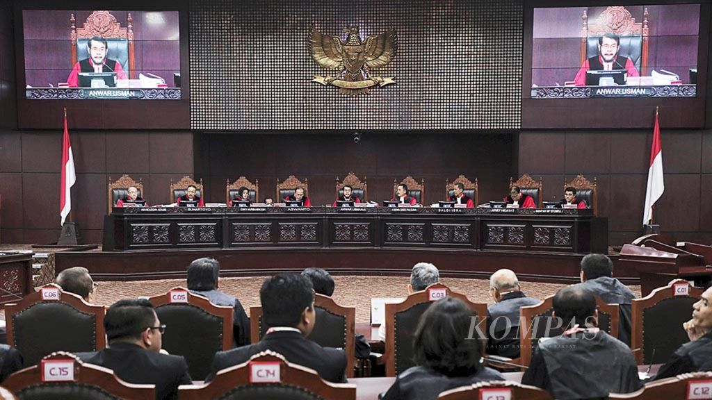 Sembilan hakim Mahkamah Konstitusi menyidangkan gugatan perselisihan hasil Pemilihan Presiden 2019 yang diajukan pasangan calon presiden-calon wakil presiden Prabowo Subianto-Sandiaga Uno, Jumat (14/6/2019), di Gedung MK, Jakarta.