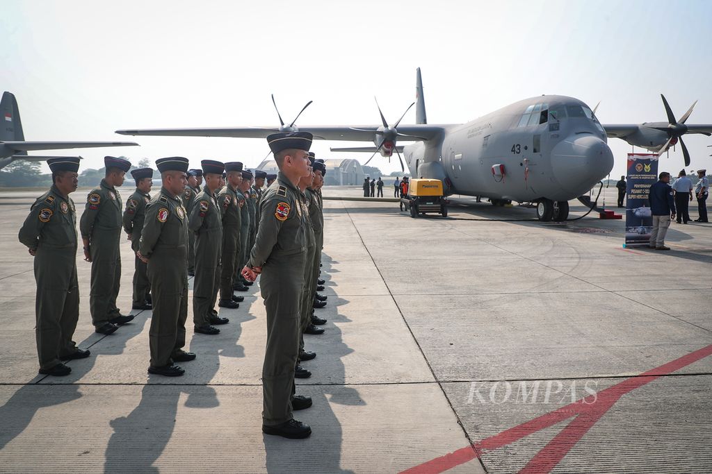 The aircraft crew lined up near the C-130J-30 Super Hercules plane handed over by the Ministry of Defense to the Indonesian Air Force at Halim Perdanakusuma Air Base, Jakarta, on Tuesday (15/8/2023).