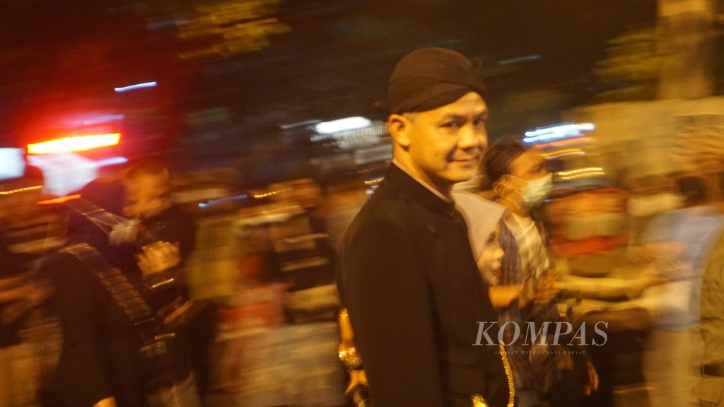Gubernur Jawa Tengah Ganjar Pranowo mengikuti kirab malam 1 Sura yang diadakan di Pura Mangkunegaran, Kota Surakarta, Jawa Tengah, Jumat (29/7/2022) malam. 