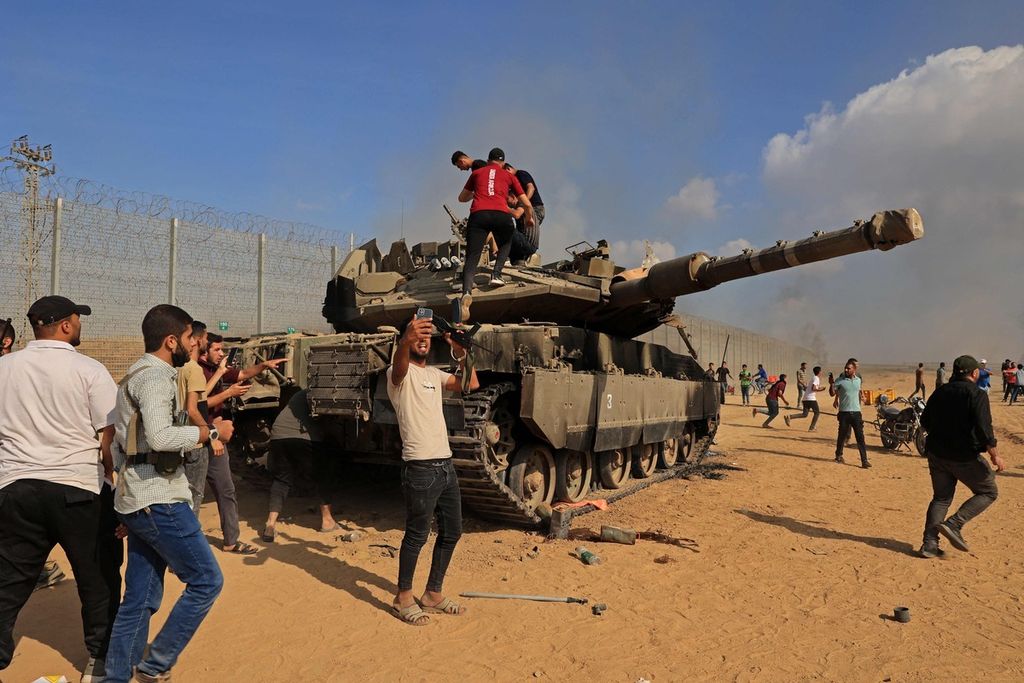 Warga Gaza merebut tank Merkava dekat Khan Younis pada awal Oktober 2023. Tank itu salah satu andalan Israel di darat.