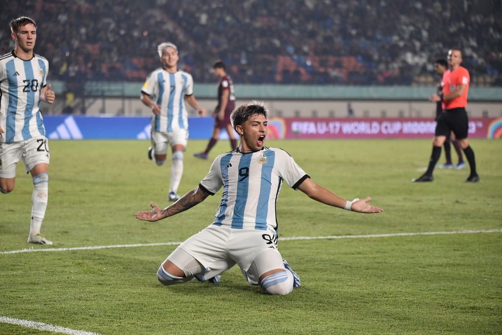 Pemain tim Argentina U-17, Agustin Ruberto, merayakan golnya ke gawang Venezuela pada laga babak 16 besar Piala Dunia U-17 di Stadion Si Jalak Harupat, Kabupaten Bandung, Selasa (21/11/2023). Argentina menang 5-0 pada laga itu.