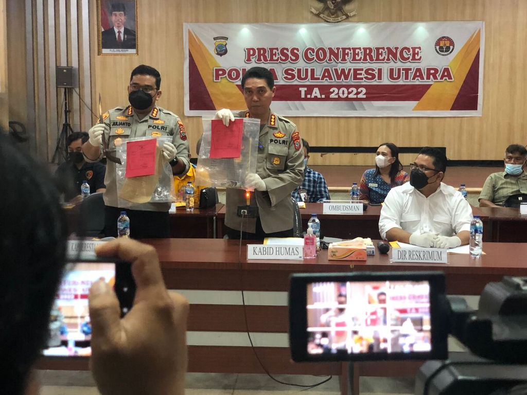 Kepolisian Daerah Sulawesi Utara menggelar konferensi pers, Kamis (18/8/2022), mengenai penanganan kasus kepemilikan senjata tajam yang berujung pada tewasnya pelaku, Raymond Londok, di Manado, Sulawesi Utara.