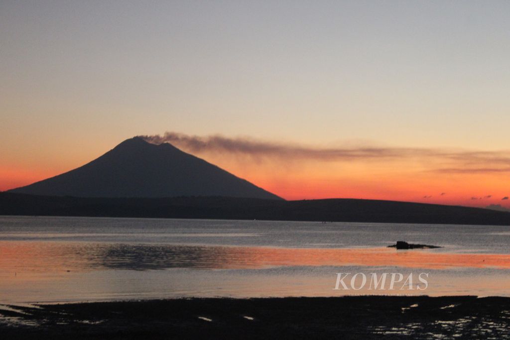 Erupsi Gunungapi Ile Lewotolok di Kabupaten Lembata, Nusa Tenggara Timur, Selasa (18/6/2024).