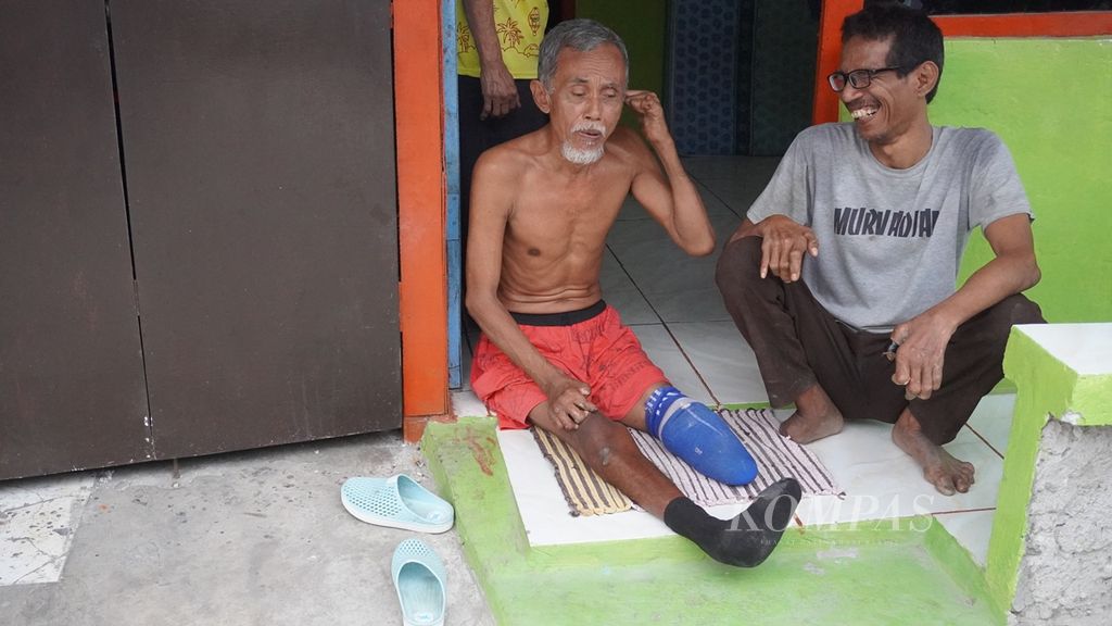 Mantan penderita kusta, Subagio (50) sedang mengobrol dengan tetangganya sesama mantan penderita kusta di Kampung Kusta Sitanala Tangerang.