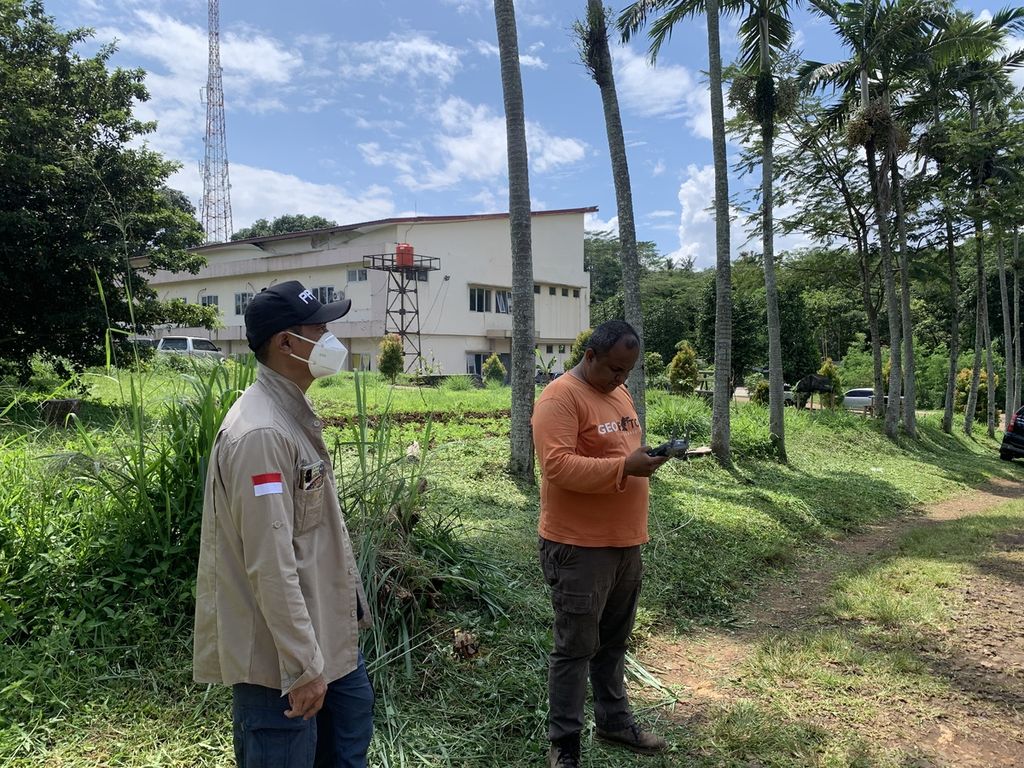 Tim dari Pusat Vulkanologi dan Mitigasi Bencana Geologi Kementerian Energi dan Sumber Daya Mineral sedang menyurvei lokasi pembangunan rumah bagi para korban gempa Cianjur, Jawa Barat, Senin (28/11/2022).