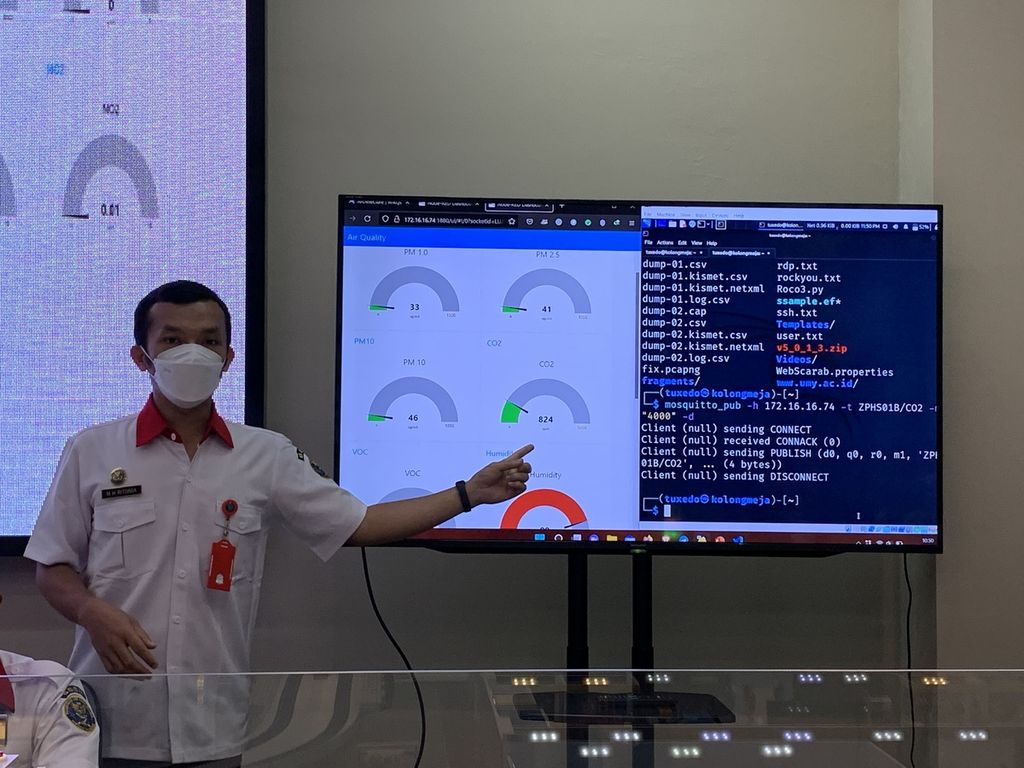 Seorang pengajar di Pusat Pengembangan SDM Badan Siber dan Sandi Negara (BSSN) menjelaskan tentang cara kerja simulator <i>smart city</i> BSSN yang ada di Sentul, Kabupaten Bogor, Jawa Barat, Rabu (16/3/2022). Simulator tersebut digunakan untuk mempelajari sejumlah ancaman serangan siber yang umum terjadi pada kota yang terintegrasi dengan sistem elektronik.