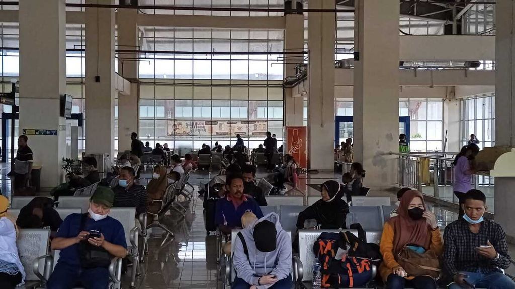 Suasana Terminal Bus Pulo Gebang, Jakarta Timur, Jumat (23/12/2022). Terlihat banyak penumpang yang tidak menggunakan masker dengan benar.