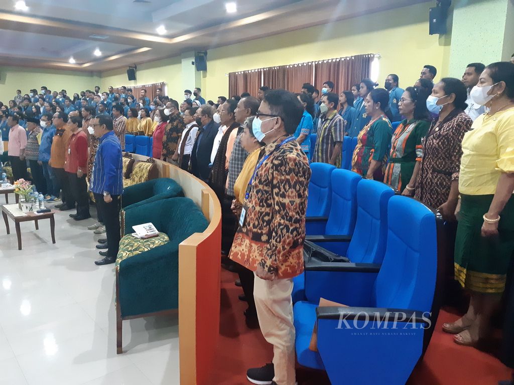 Peserta seminar nasional bertema "Jejak Langkah Frans Seda: Perjuangan dan Pengabdian untuk Tuhan dan Tanah Air" di kampus Universitas Katolik Widya Mandira, Kupang, Kamis (24/11/2022). 