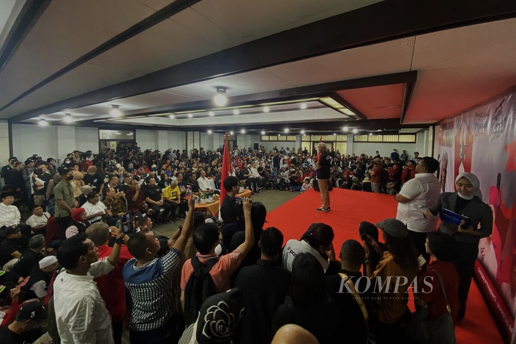 Calon presiden nomor urut 3, Ganjar Pranowo, saat menyampaikan orasi politik dalam acara refleksi kebangsaan yang digelar Gerakan Mahasiswa Nasional Indonesia (GMNI), Kamis (28/12/2023) di Jakarta. GMNI menyatakan dukungan untuk Ganjar.