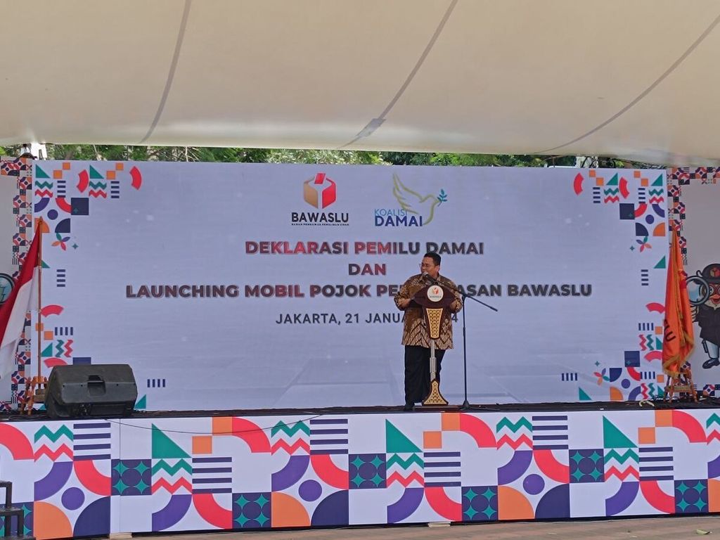 Ketua Badan Pengawas Pemilu Rahmat Bagja memberikan sambutan saat acara Komitmen Bersama Kampanye Pemilu di Media Sosial Pemilu 2024 di Jakarta, Minggu (21/1/2024). 