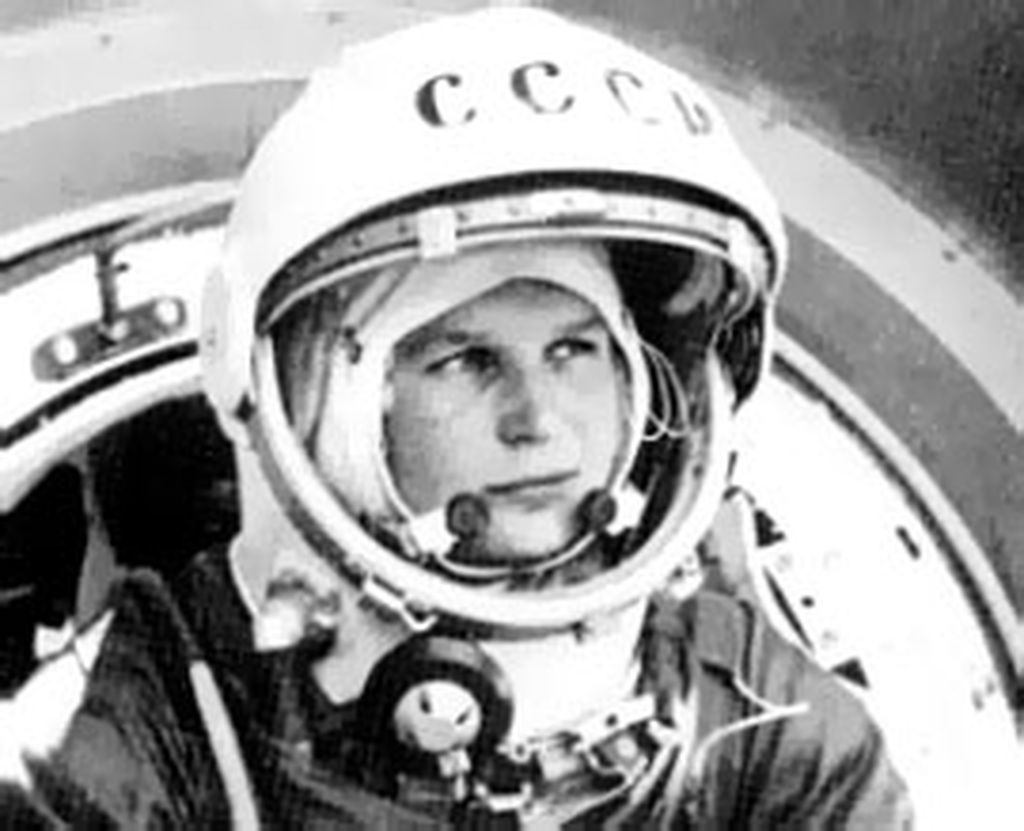 Valentina Tereshkova dari Uni Soviet menjadi perempuan pertama yang ke luar angkasa pada 16 Juni 1963 atau dua tahun setelah manusia pertama meluncur ke luar angkasa. Tereshkova berhasil mengorbit Bumi sebanyak 48 kali dengan menggunakan wahana Vostok 6.