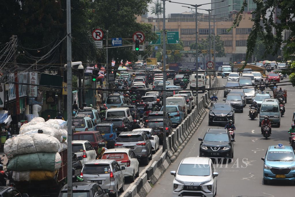 Kendaraan yang menuju Pasar Tanah Abang terjebak kemacetan yang panjang di Jalan KH Mas Mansyur, Jakarta Pusat, Jumat (15/4/2022). Dua minggu menjelang Lebaran, pasar tekstil terbesar di Tanah Air tersebut mulai ramai dikunjungi pembeli skala grosir.