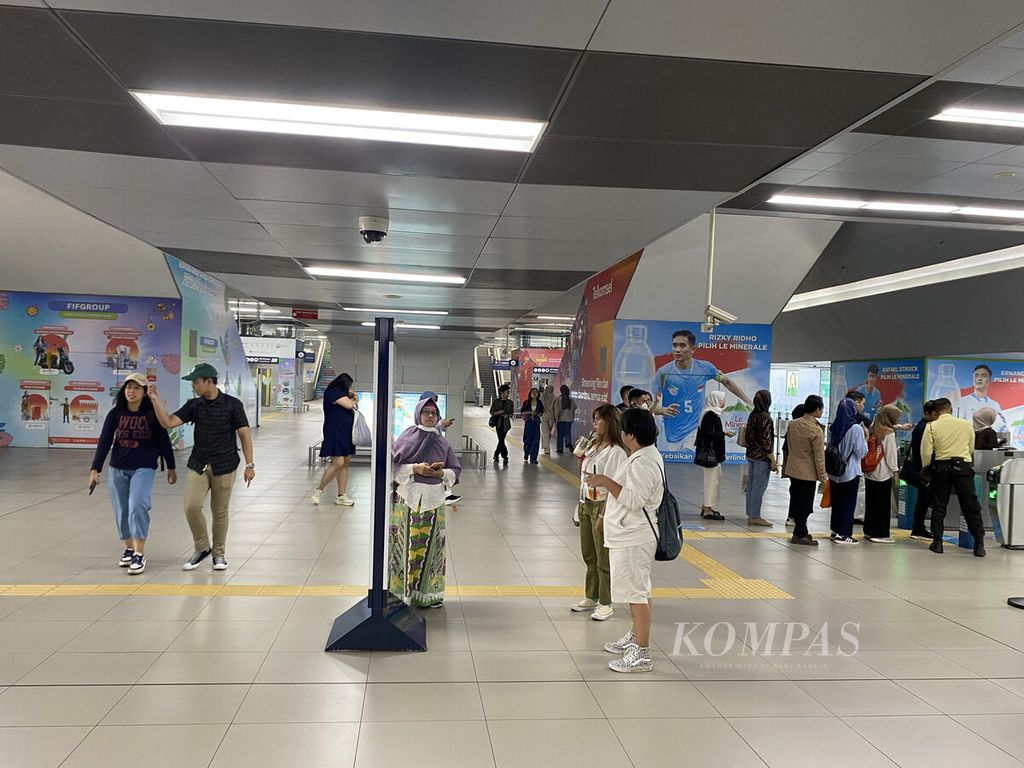 Aktivitas penumpang di Stasiun MRT, Blok M BCA, Jakarta Selatan, Jumat (30/8/2024). Pengelola MRT menempatkan aroma segar dan harum di ratangga, beranda peron, peron, toilet, mushala, ruang laktasi, dan sekitar gerbang penumpang. 