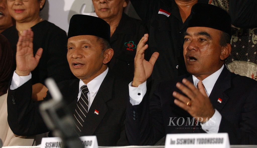 The duet of Amien-Siswono, who is the General Chairman of the National Mandate Party (PAN) and also the presidential candidate from PAN, Amien Rais (left), raised their hands together with the Chairman of the Indonesian Farmers' Association (HKTI) who is also the vice presidential candidate, Siswono Yudo Husodo, in the Declaration of Presidential and Vice Presidential Candidates at the Joeang Building, Central Jakarta, on Sunday (9/5/2004).