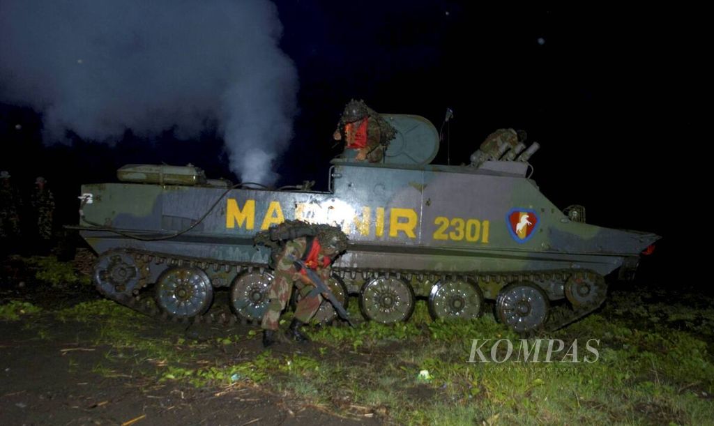 Tank pengangkut amfibi jenis BTR 50 P menurunkan prajurit Marinir di Pantai Banongan, Situbondo, Jawa Timur, Sabtu (2/2/2008).