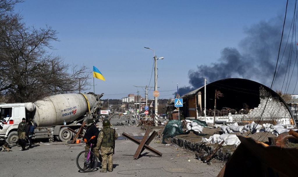 Tentara Ukraina berjaga di Irpin, utara Kiev, pada 12 Maret 2022. Pasukan Rusia meningkatkan serangan terhadap Kiev pada 12 Maret 2022. 