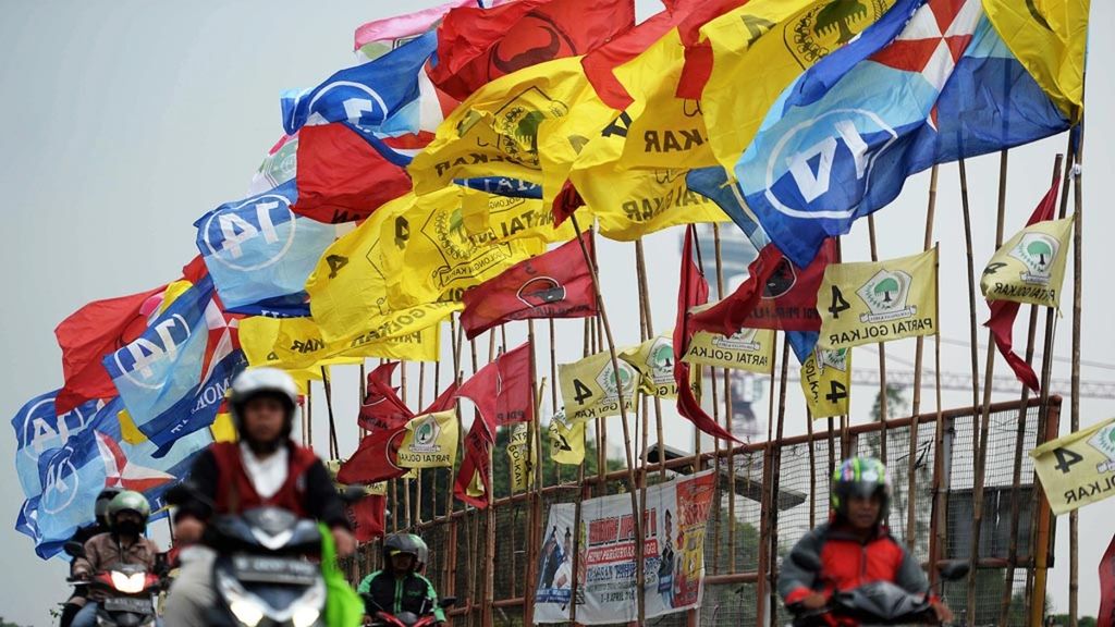 Rows of flags of political parties participating in the 2019 Simultaneous Election decorate the flyover in the Senayan area, Jakarta, Sunday (7/4/2019).